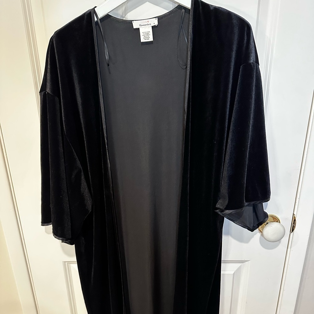 URBAN Romantics Classic Black Top